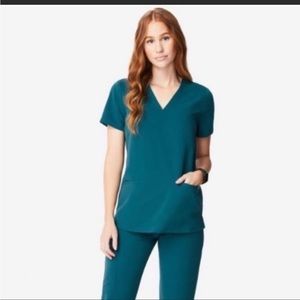 Figs Womens Casma 3 pocket scrub top, Carribean Blue size XS.